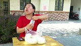 小伙一连三天蹭吃，第三天美女故意让小伙吃撑，随后端出了火锅