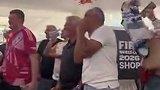 王涛场外观战：现场的梅西球迷和C罗球迷对骂起来了