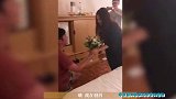 李荣浩求婚杨丞琳视频曝光，杨丞琳穿着睡衣直呼好丑，感动到发抖