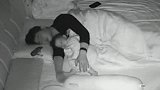 暖心！小棉袄半夜醒来，拉开爸爸的手臂，乖乖钻到怀里熟睡。