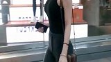 遇到这样的长腿美女，又有几个男生能忍住不看呢？