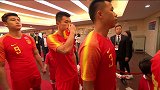 两队球员雄心壮志携手入场 现场中国球迷激动不已呐喊助威