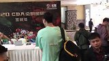 【PP体育在现场】广东小将登场！杜润旺万圣伟抵达酒店 万圣伟与北大校友寒暄问好