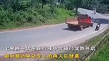 监控拍下“奇葩”车祸，货车箱门突然开启，电车女子瞬间倒地