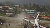 监控曝光：尼泊尔卢卡拉机场飞机起飞时与直升机相撞