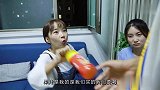 姐弟比赛花式喝饮料，不料弟弟能用意念喝，真有趣