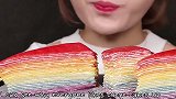 美女吃红色的千层蛋糕