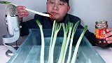 吃冰冻大葱,听沙沙的咀嚼声音!