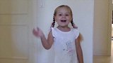 a小萝莉喜欢玩儿童玩具