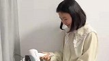 泡面没有热水，女子用电吹风加热泡面