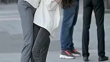 街拍女神奇葩操作，把外国小哥哥都吓蒙了