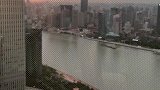 黄浦江晚霞真美，可惜只能隔着玻璃拍