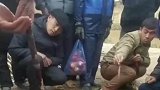 男子打量面前的甘蔗，一刀下去两根甘蔗平齐