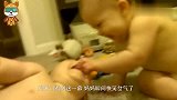 老妈听见双胞胎房间有嬉闹声，推开门看到这一幕，瞬间快笑岔气了