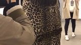 成龙大哥这是干嘛，美女都不好意思了