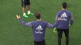 西甲-1617赛季-C罗训练中再炫技 插花脚传球后又来一个帅气的转身-新闻