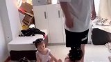三胞胎给宝爸撒娇了，爸爸作为一个暖男，目前的处境很尴尬啊