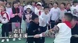 男孩为班级拔河比赛加油，过于激动被老师直接抱走