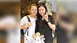 张柏芝用公仔逗三胎儿子 母子二人哈哈大笑