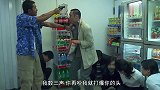 匪徒去持枪打劫，不料一旁的人质在吃薯片，老哥也是醉了