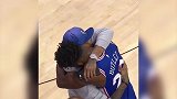 篮球-18年-英雄相惜！艾弗森现身76人主场 赛后与巴特勒热情拥抱-专题