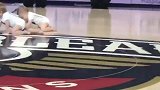 湖人鹈鹕中场演萌娃秀 三萌娃这“爬赛”笑翻众人