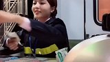 这个收费员小姐姐好漂亮，这侧颜真美，网友忍不住看了好几遍
