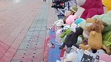 女生去拉娃娃，没想到拉到大娃娃