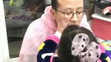 爸爸一脸生无可恋，只是为了小情人开心，亲生的就是不一样！