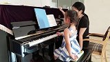 认真学钢琴的小姑娘,最可爱!