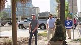在街上假扮植物恶搞路人，美女非常的害怕