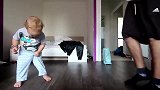 小宝宝和爸爸斗舞，小短腿蹦跶起来简直帅炸了，舞蹈天赋太牛了