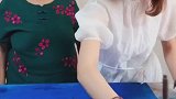 美女和奶奶一起作画，厉害