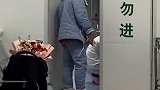 妻子临盆，丈夫奔波六个半小时赶到医院不忘带花