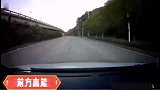 监控无意间拍到的一幕，这是一颗子弹飞过去了吗？