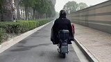 女子骑车在路上，被前方男子别了一路，网友：这种男人心眼小
