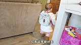 Emilia背着个小书包假装去上学,慢吞吞的走路动作萌翻了！