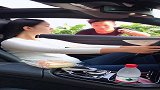 这个美女火了，美女洋洋好心给小伙吃的 真是人美心善呢