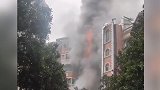 重庆大渡口一门面烟道着火 火苗窜到四五楼高 黑烟窜上楼顶
