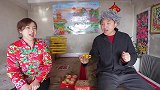 农村小媳妇让公公取快递，没想公公问她个问题，小媳妇的回答真逗