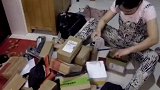 男子帮老婆一次取137件快递，扫码扫到崩溃