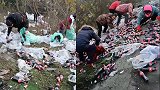 货车高速侧翻遗弃数千瓶饮料引村民哄抢 目击者：村民用车往回拉