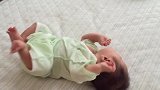 2个月的宝宝正趴着，突然一个动作翻身成功，把自己给吓坏了