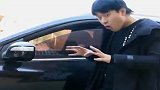 夫妻看见小偷正在偷自己的车，决定戏耍小偷，真的没令我们失望！