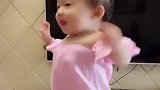 小萝莉为了配合妈妈拍视频,可把人家累坏了!
