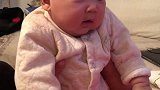 妈妈和小宝宝聊天，宝宝居然斜着脑袋看妈妈，神情好搞笑！