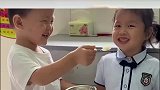 小女孩上小班不肯吃饭，只有青梅竹马的发小喂饭才肯吃