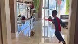 五岁男娃在家踢球,这算是什么水平
