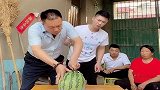 帅哥本想展示徒手开西瓜，结果脖子抽筋了，这下尴尬了！