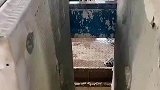 污泥脱水处理，一个工人处理两边，转来转去头不晕吗